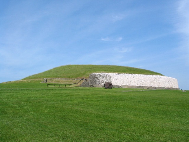 Newgrange_ireland_750px