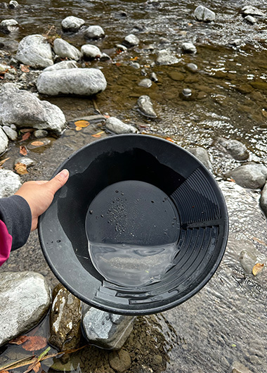 川砂から鉱物発見　～御岳渓谷の川原で観察しよう～